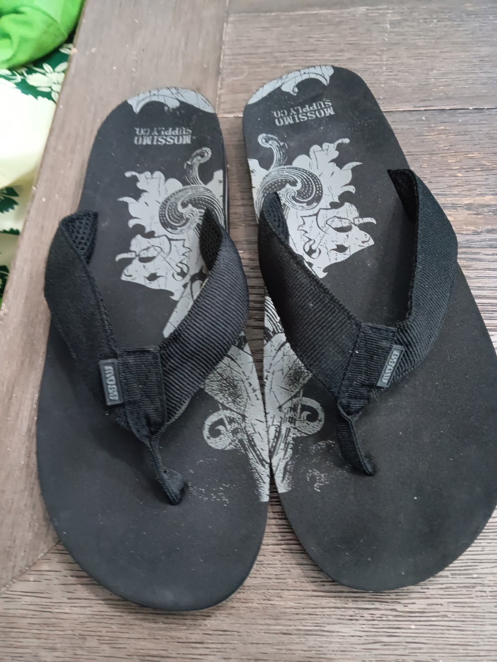 Mens Size 12, Mossimo Black Graphic Flip Flops
